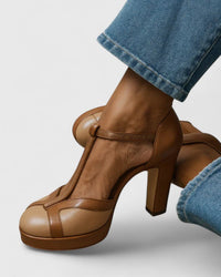 Freya | Scarpe chiuse con cinturino a T e tacco largo, ispirate allo stile vintage