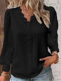 Amelie | Zarte und zeitlose Bluse mit Spitzendetails und V-Ausschnitt